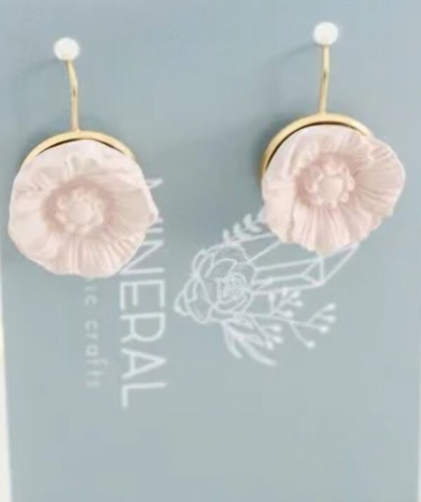 Brinco de gancho "anzol" dourado com flor