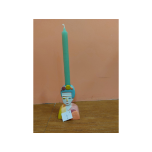 Castiçal de cerâmica com 13,5 cm de altura.