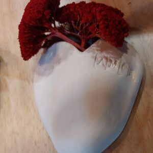 Coração cerâmica branco "AMOR" c/ flores secas feito Artesa