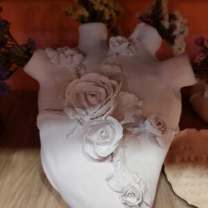 Peça decorativa Coração c/ flores feita artesa XL 34cm A 25cm L